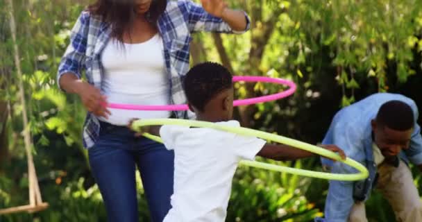 Family playing with hoops — Stock Video