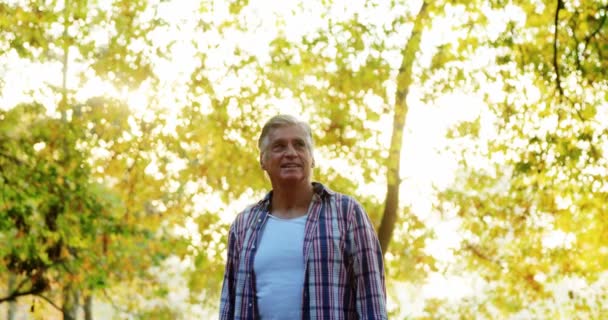 Homme âgé avec les bras tendus — Video