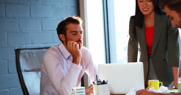 Empresário interagindo com colegas de trabalho — Vídeo de Stock