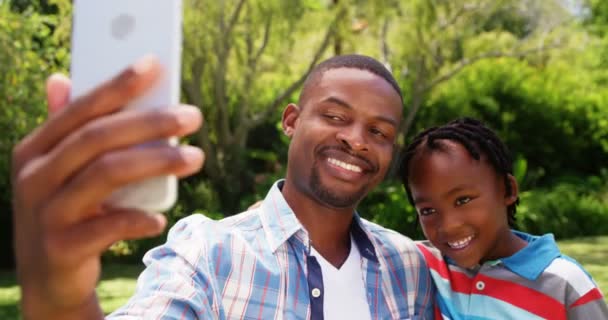 Hombre tomando selfie con su hijo — Vídeo de stock