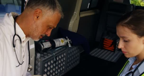 Medical technician placing an oxygen mask — Stock Video