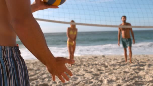 Drei Personen spielen Volleyball — Stockvideo