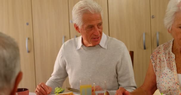 Äldre man att ha måltid med sina vänner — Stockvideo