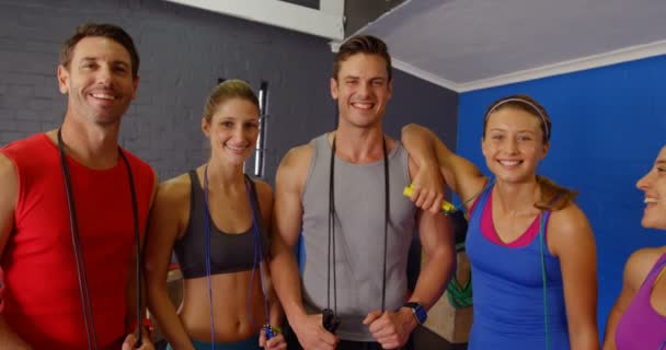 Feliz grupo de personas posando juntas en el gimnasio — Vídeo de stock