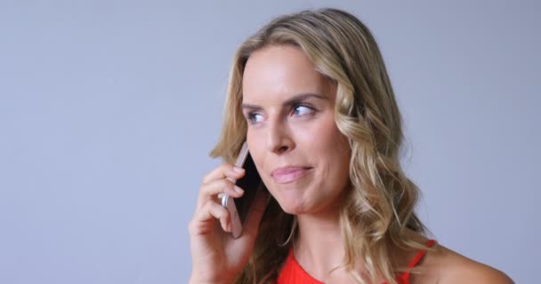 Mujer linda colgando su teléfono — Vídeos de Stock