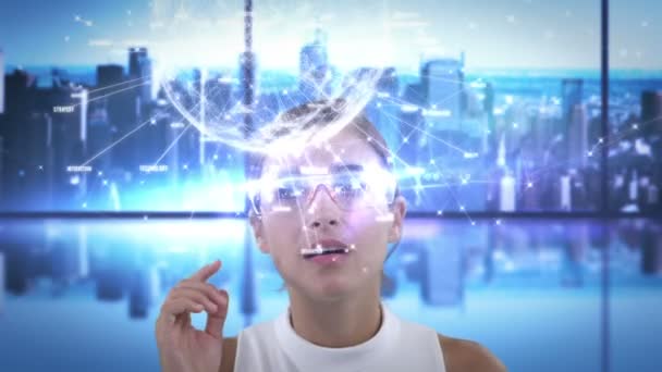 Lachende vrouw is met behulp van futuristische bril — Stockvideo