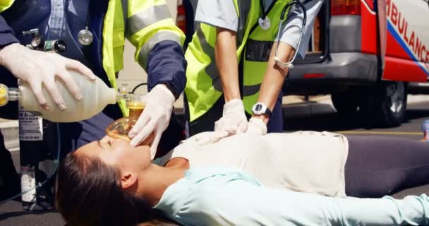 Equipo de ambulancia haciendo un masaje al corazón — Vídeos de Stock