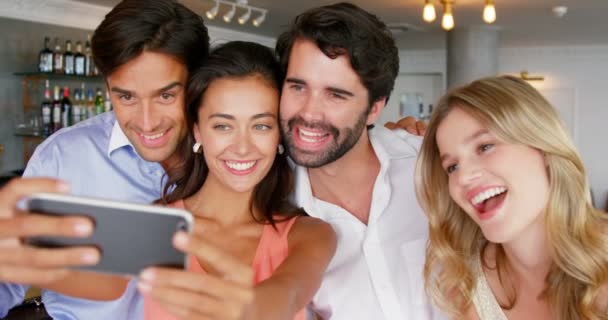 Amigos tomando selfie desde el smartphone — Vídeo de stock