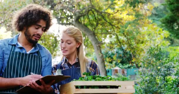 El hombre toma notas de las plantas — Vídeos de Stock