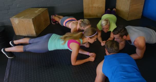 Gruppe von Menschen, die Fitnessübungen durchführen — Stockvideo