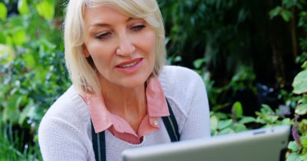 Mature woman using digital tablet — Stock Video