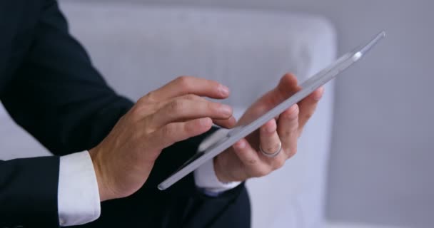 Businessman hand using tablet — Stock Video