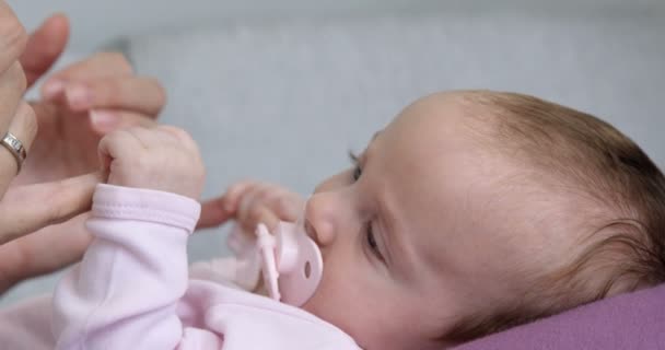 Младенец, держащий палец матери — стоковое видео