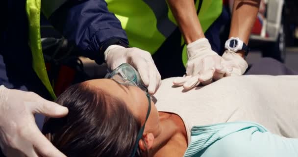 Ambulans takım bir kalp masajı yapma — Stok video