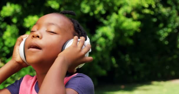 Petit garçon écoutant de la musique avec écouteurs — Video