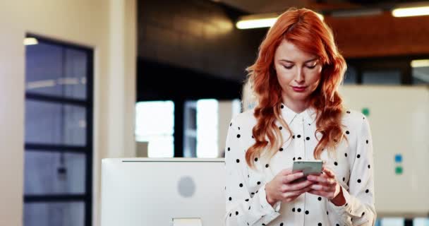 Обмін текстовими повідомленнями бізнес-леді на мобільному телефоні — стокове відео