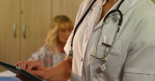 Médico femenino usando una tableta digital — Vídeos de Stock