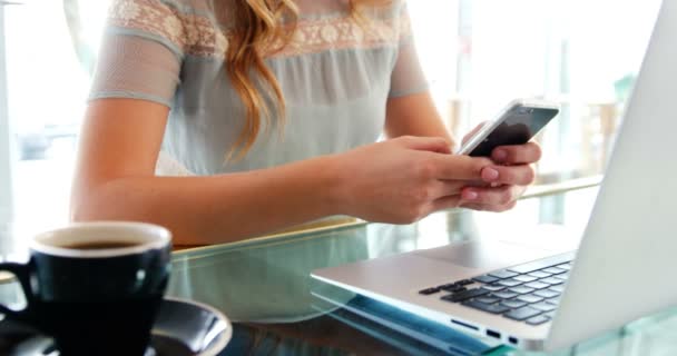 Mulher mensagens de texto no telefone móvel — Vídeo de Stock