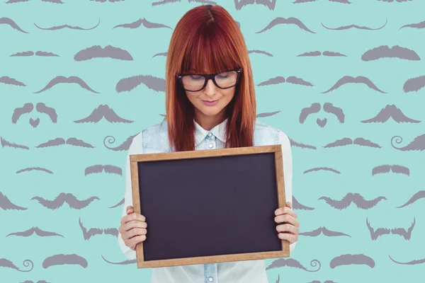 Lachende hipster vrouw met blackboard — Stockfoto