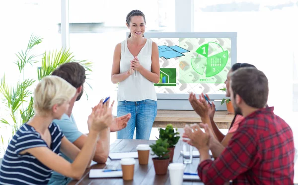 Kollegaer klapper hverandre i hendene i et møte – stockfoto