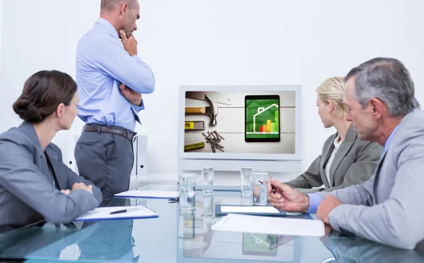 Equipo de negocios mirando la pantalla blanca —  Fotos de Stock