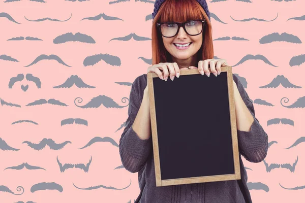 Ler hipster kvinna med blackboard — Stockfoto