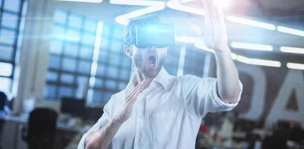 Jovem empresário usando simulador de realidade virtual — Fotografia de Stock