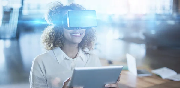 Vrouw dragen van virtuele realiteit glas met digitale tablet — Stockfoto