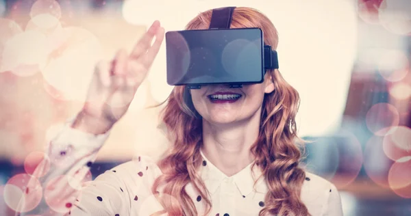 Mulher vestindo vidro de realidade virtual — Fotografia de Stock