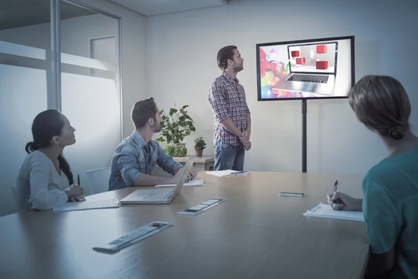 Equipo de negocios atento después de una presentación — Foto de Stock