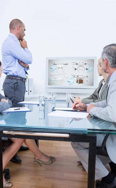 Equipo de negocios mirando la pantalla blanca — Foto de Stock