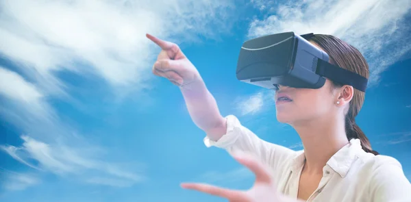 Mujer usando un dispositivo de realidad virtual —  Fotos de Stock