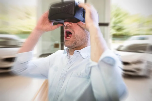 Hombre de negocios sosteniendo gafas virtuales —  Fotos de Stock