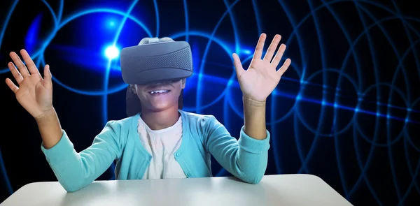 Chica negra con gafas de realidad virtual — Foto de Stock