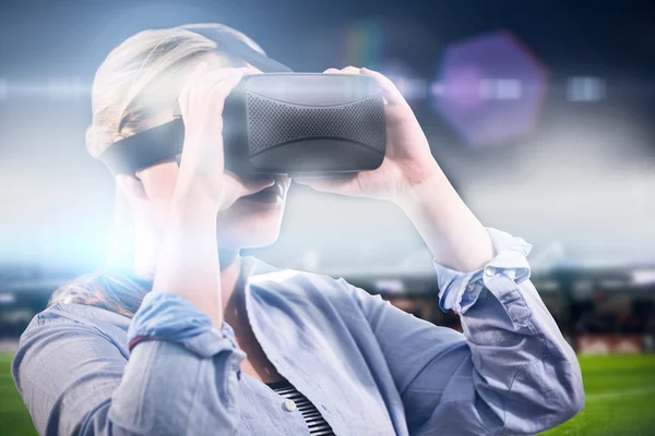 Mujer usando un oculus — Foto de Stock