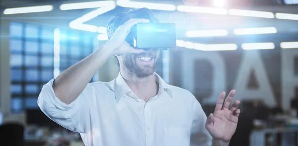 Empresário vestindo simulador de realidade virtual — Fotografia de Stock