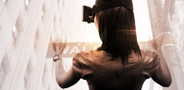 Mujer usando un dispositivo de realidad virtual — Foto de Stock