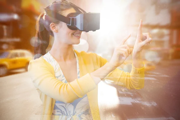 Γυναίκα χρησιμοποιώντας μια συσκευή εικονικής πραγματικότητας — Φωτογραφία Αρχείου
