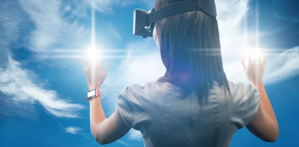 Mujer usando un dispositivo de realidad virtual — Foto de Stock