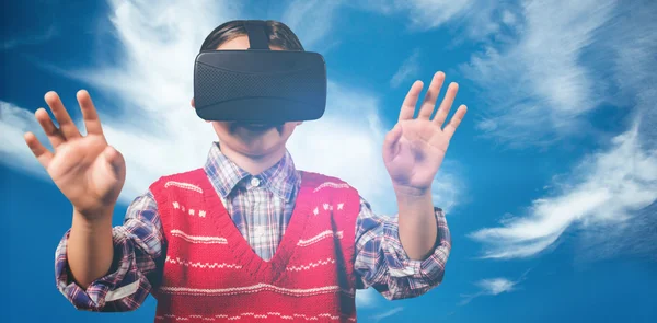 Composietbeeld van jonge jongen in rode trui met virtuele realiteit — Stockfoto