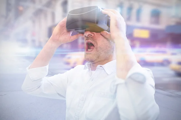 Geschäftsmann mit virtueller Brille — Stockfoto