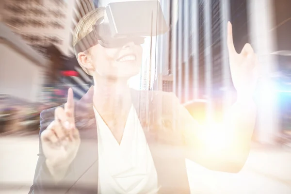 Mujer de negocios sosteniendo gafas virtuales —  Fotos de Stock