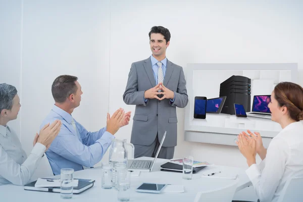 Business team applaudendo il loro collega — Foto Stock