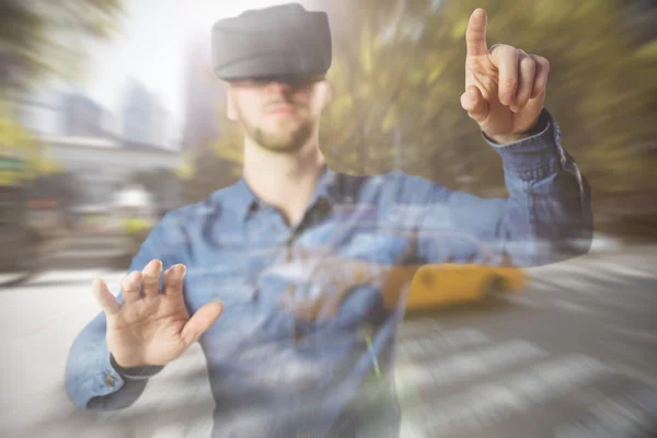 Homme utilisant un appareil de réalité virtuelle — Photo