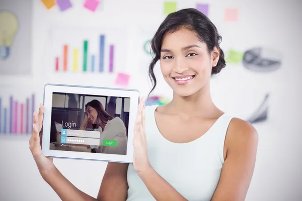 Mulher de negócios feliz mostrando tablet digital — Fotografia de Stock