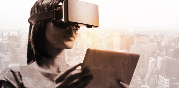 Zakenvrouw bedrijf virtuele bril — Stockfoto