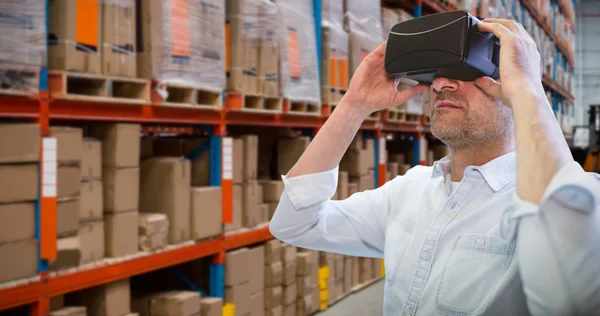 Бізнесмен тримає віртуальні окуляри — стокове фото