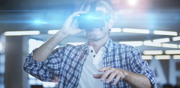Uomo d'affari creativo utilizzando simulatore di realtà virtuale — Foto Stock