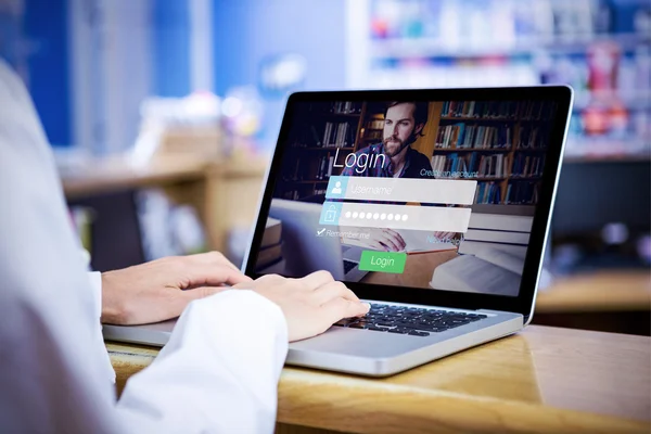 Pantalla de inicio de sesión con hipster en biblioteca y portátil — Foto de Stock