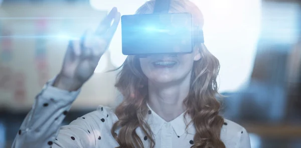 Frau trägt Virtual-Reality-Glas — Stockfoto